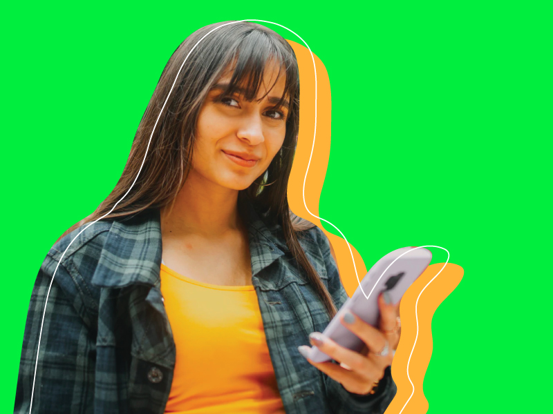 Mujer sonriente con un celular en su mano