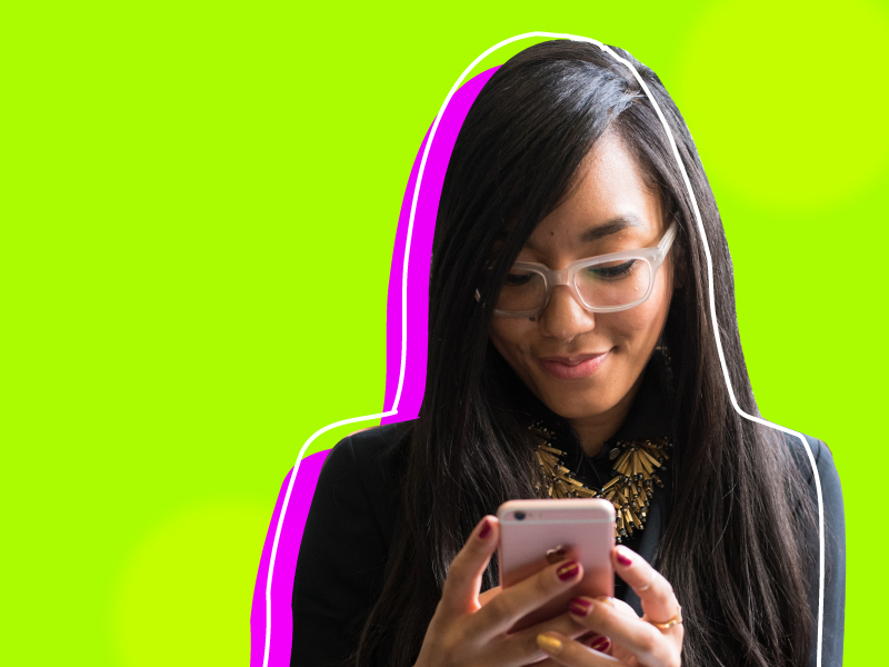 Imagen de mujer mirando un celular sonriente