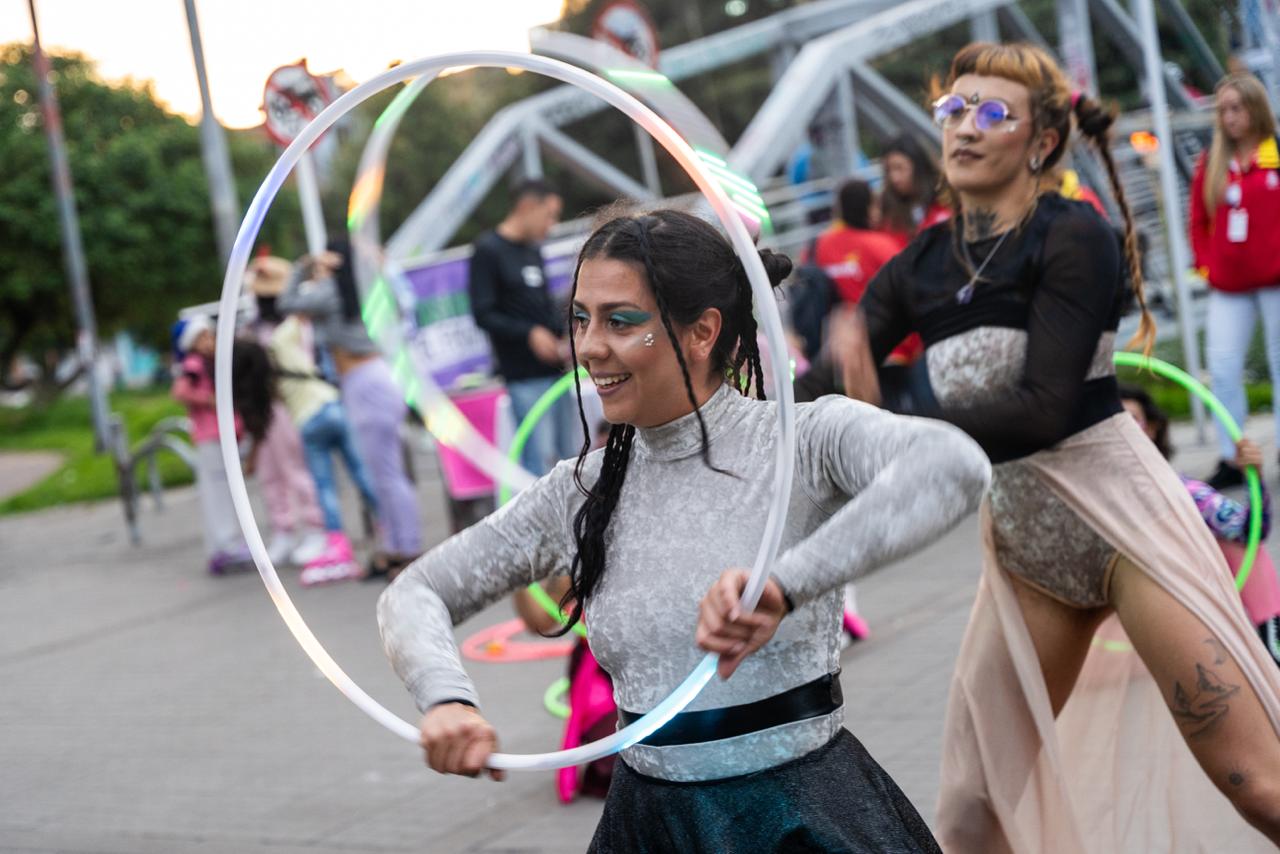 Mujer de la localidad de Engativá participa de una actividad cultural organizada por la SDMujer.
