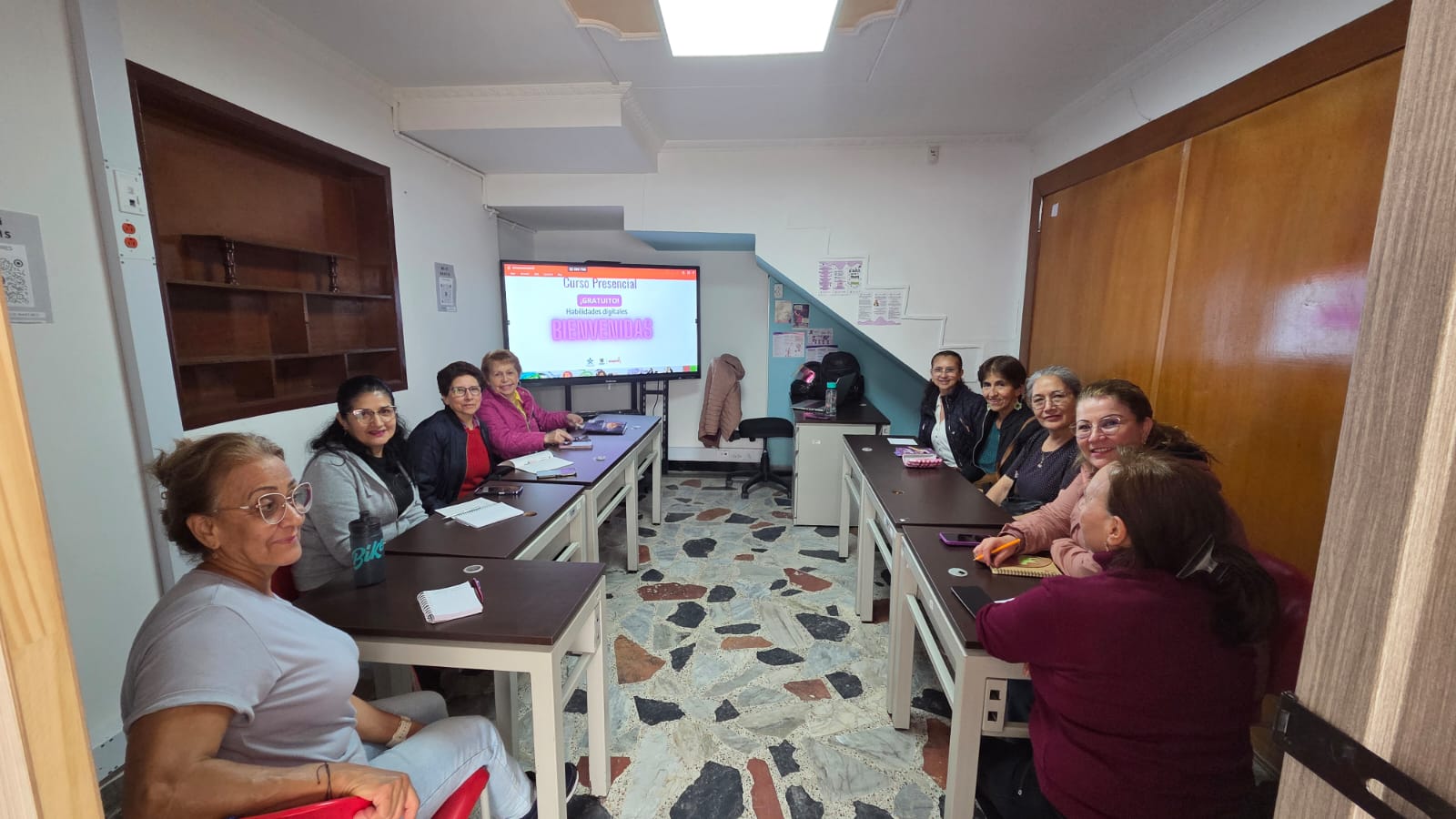 Mujeres reciben clase en nuevo CID de los Mártires