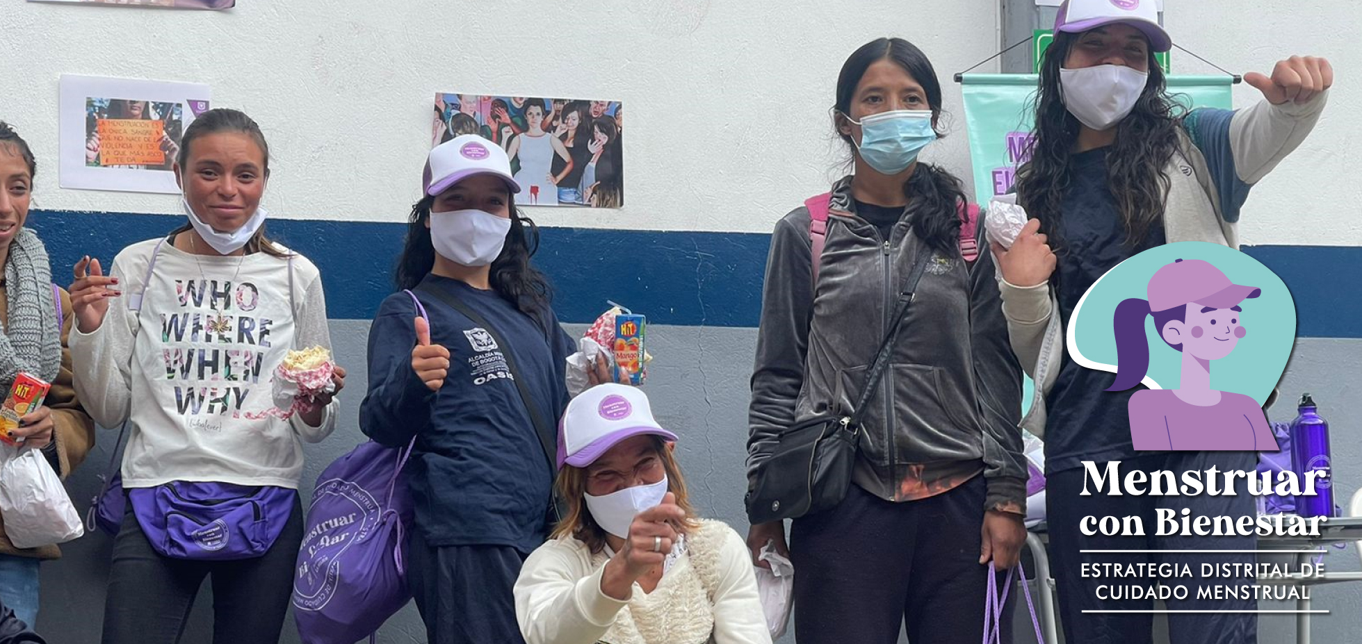 Foto de mujeres que recibieron el kit de cuidado menstrual de la estrategia del distrito de Bogotá