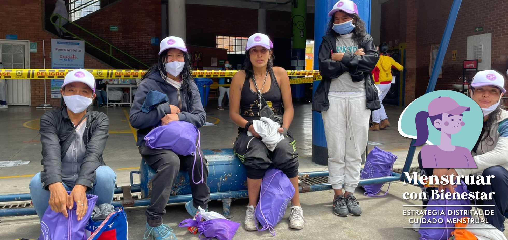 Foto de mujeres que recibieron el kit de cuidado menstrual de la estrategia del distrito de Bogotá