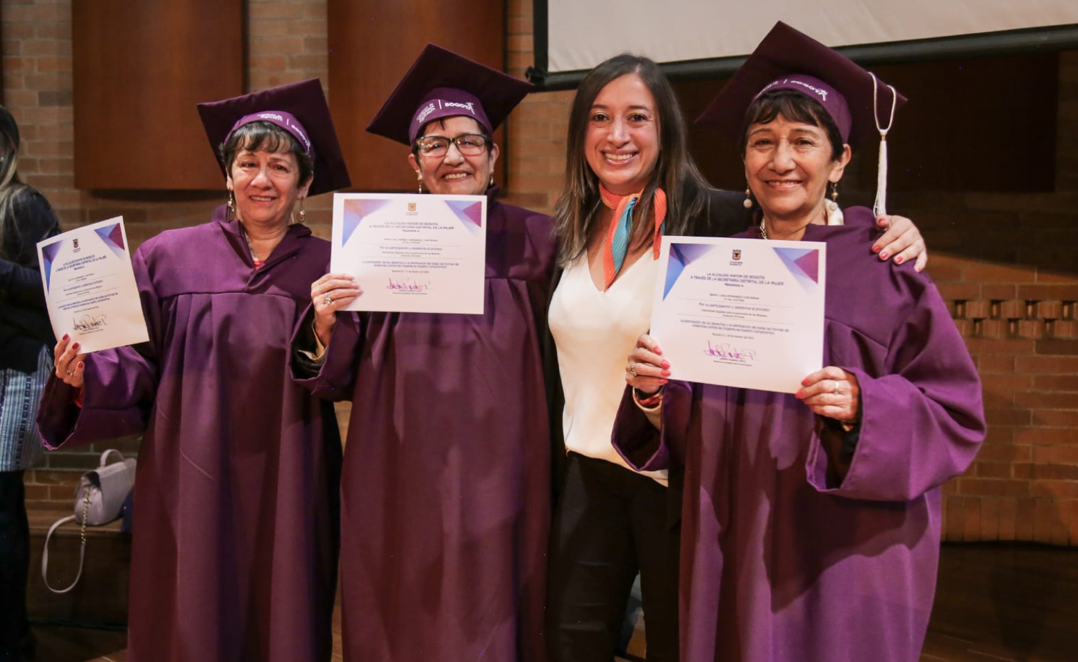 Mujeres se graduadas de los cursos de los Centros de Inclusión Digital
