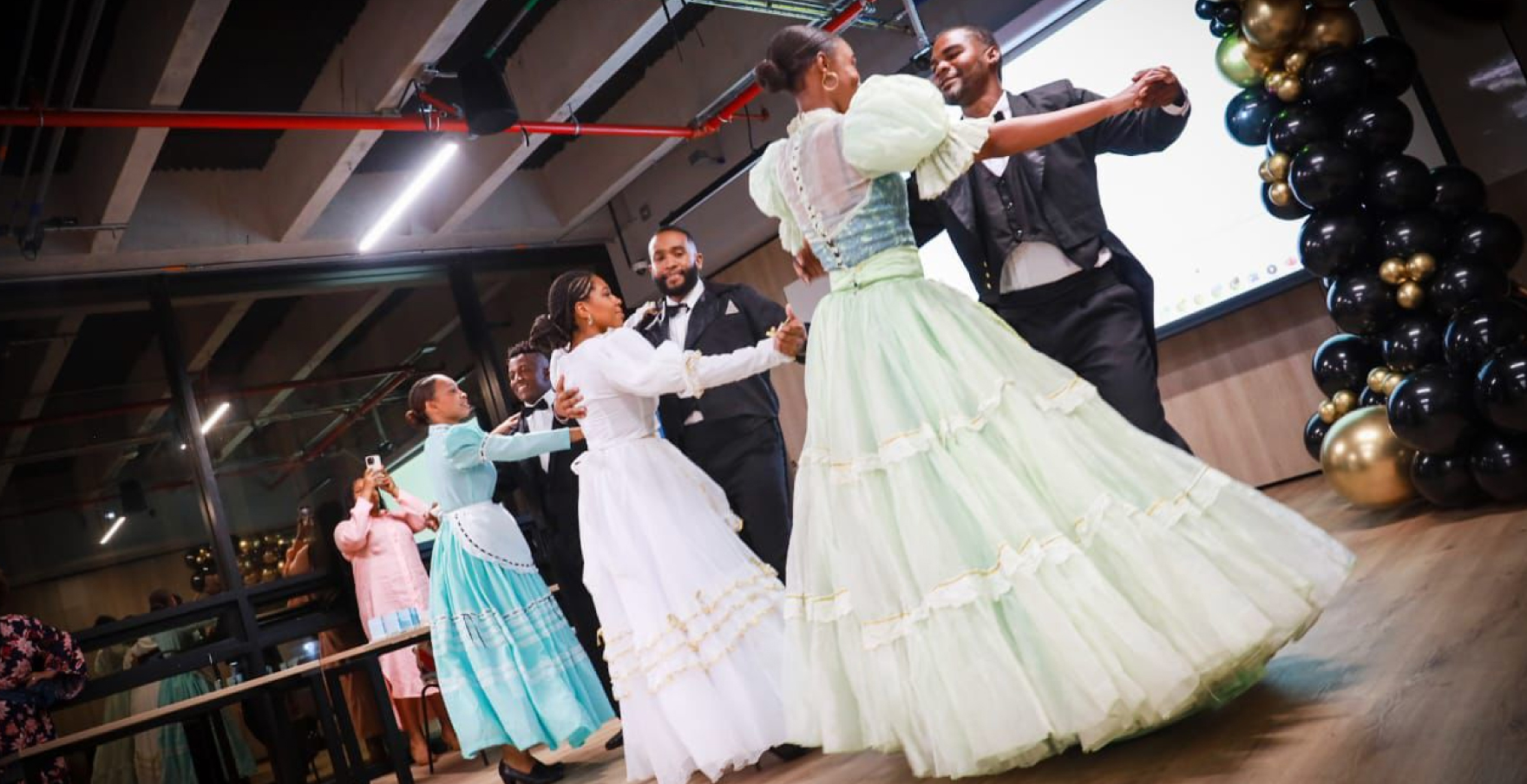 Mujeres bailando