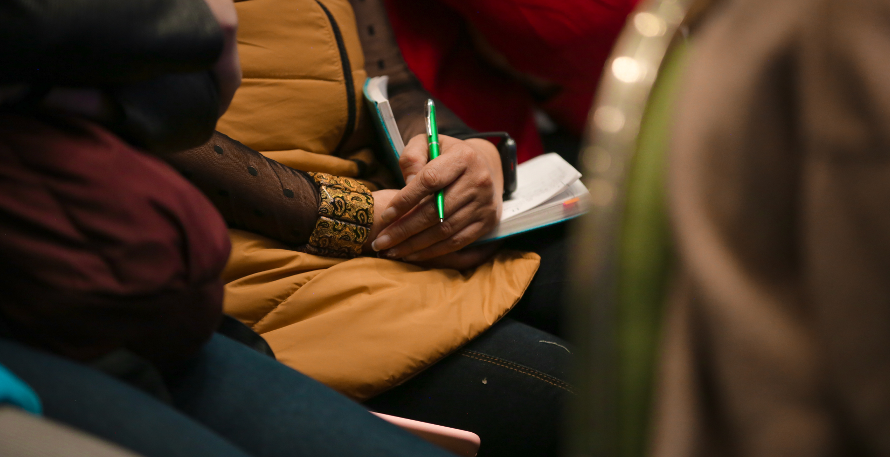 Manos de mujer escribiendo