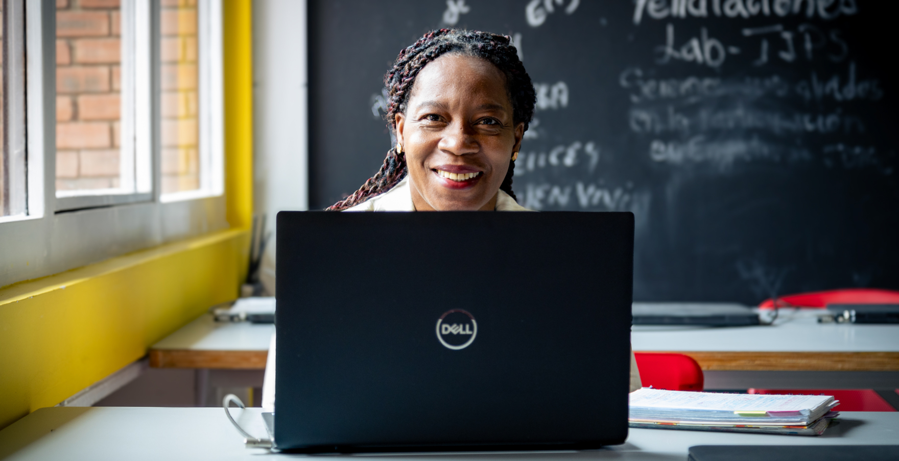 Mujer afro en pc