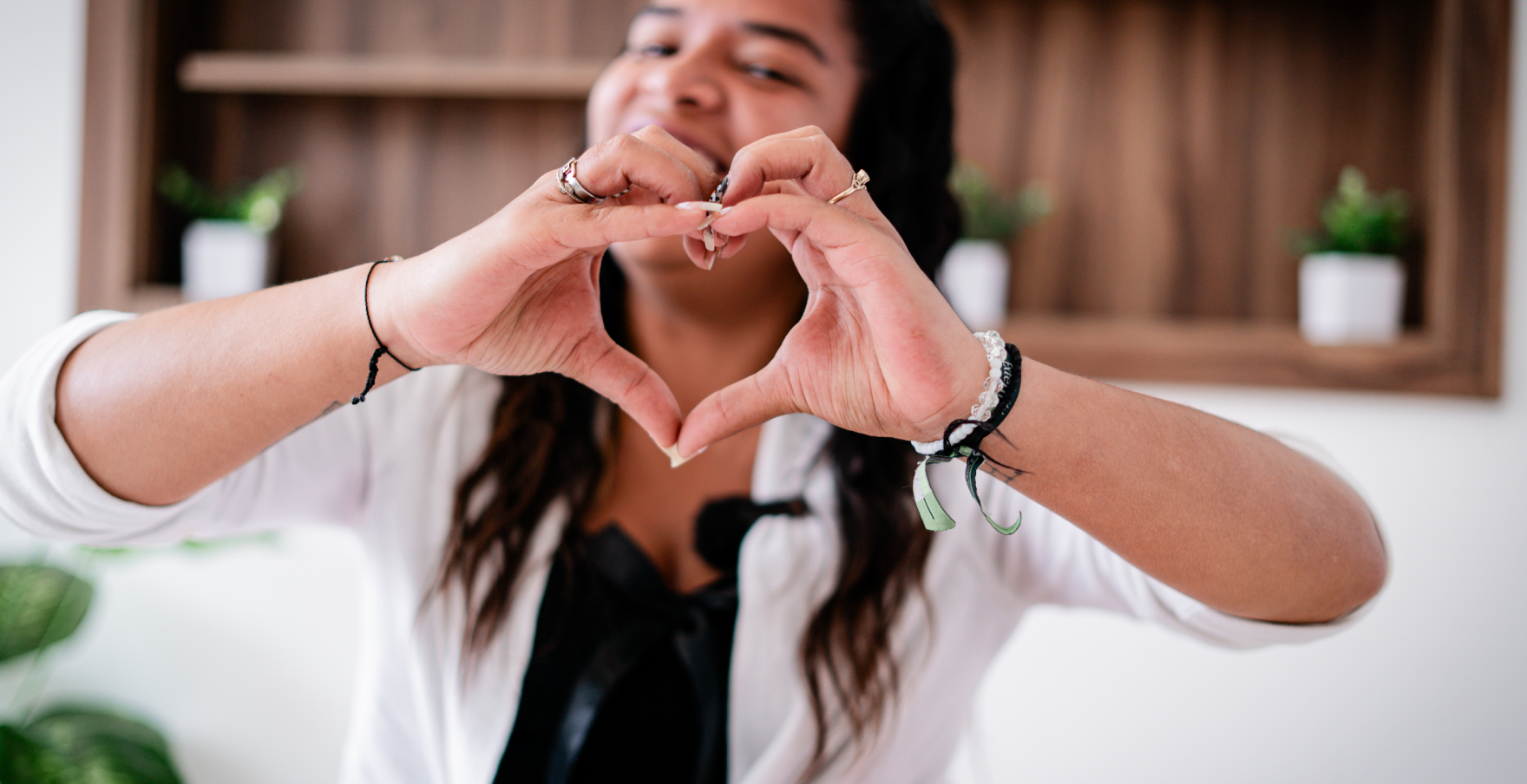 Mujer con forma de corazón en sus manos