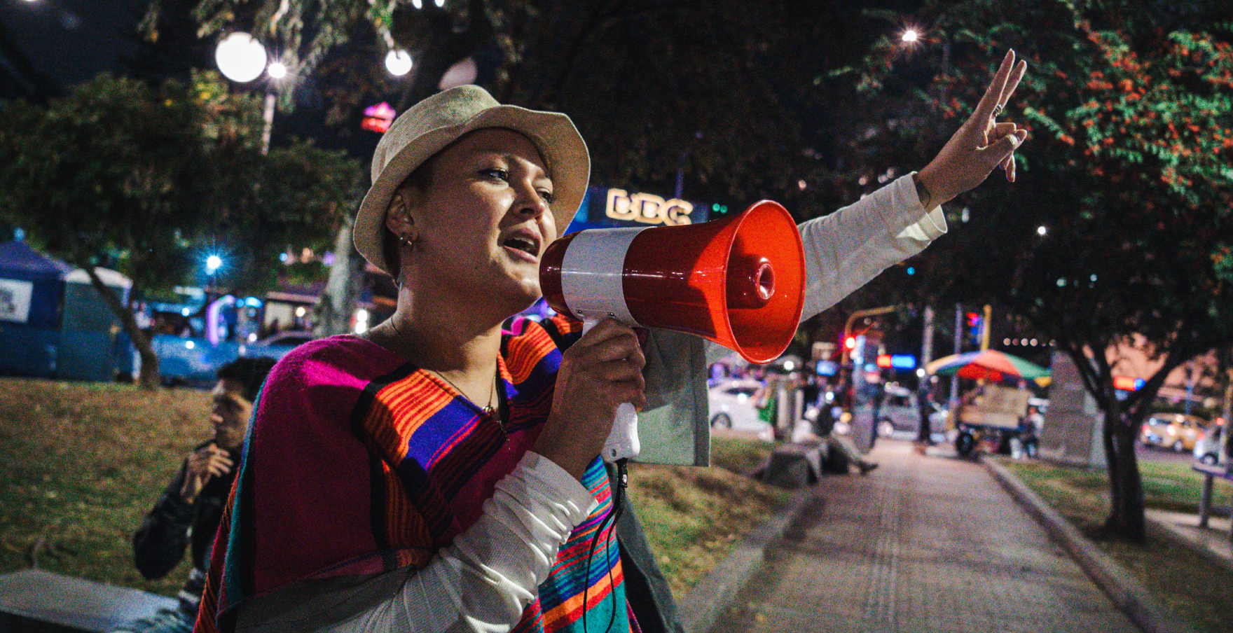 Mujer en la calle dando a conocer RUA