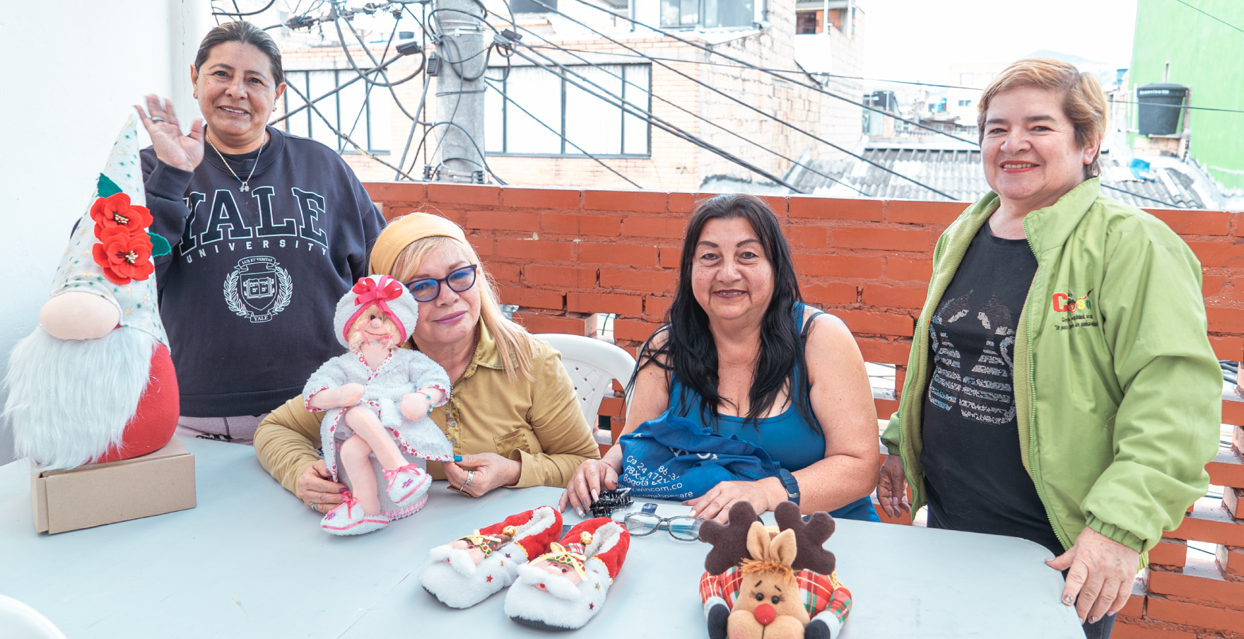 Mujeres desarrollando curso