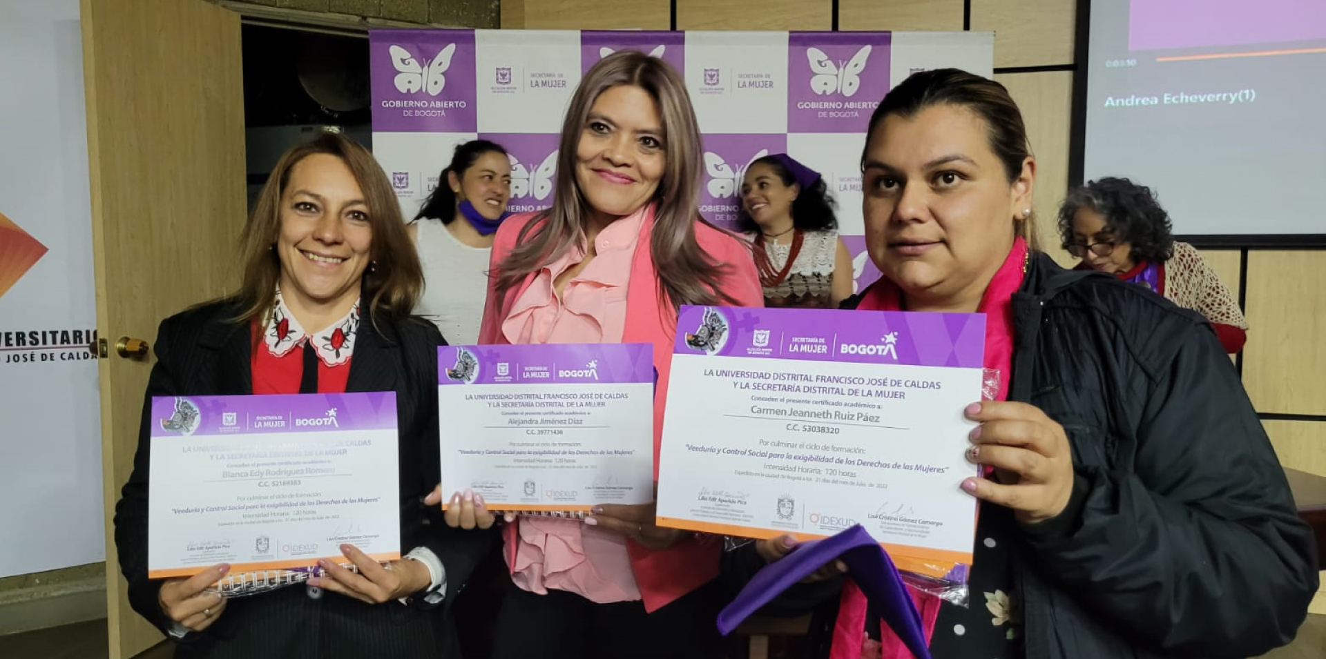 mujeres felices graduadas con sus diplomas