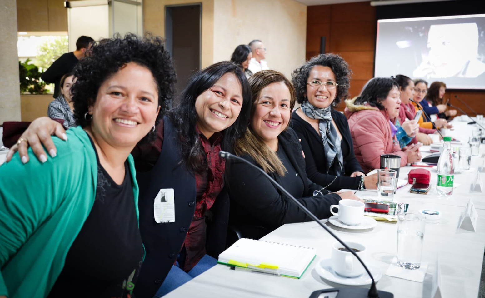 Mujeres de Bogotá en reunión de concejo consultivo de mujeres