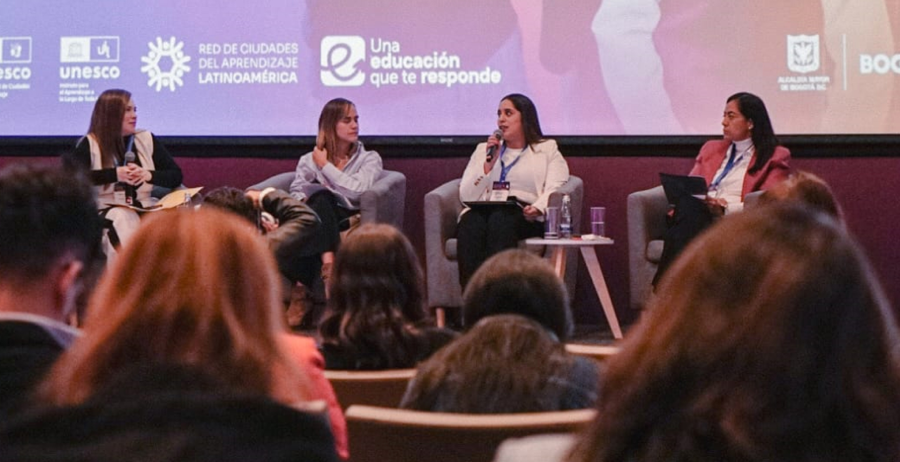 panelistas en foro