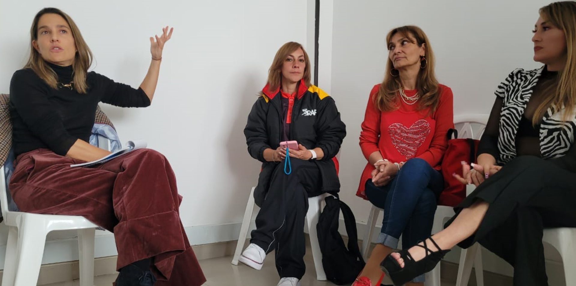 Secretaria Distrital de la Mujer Diana Rodríguez Franco en Charla con mujeres de la localidad