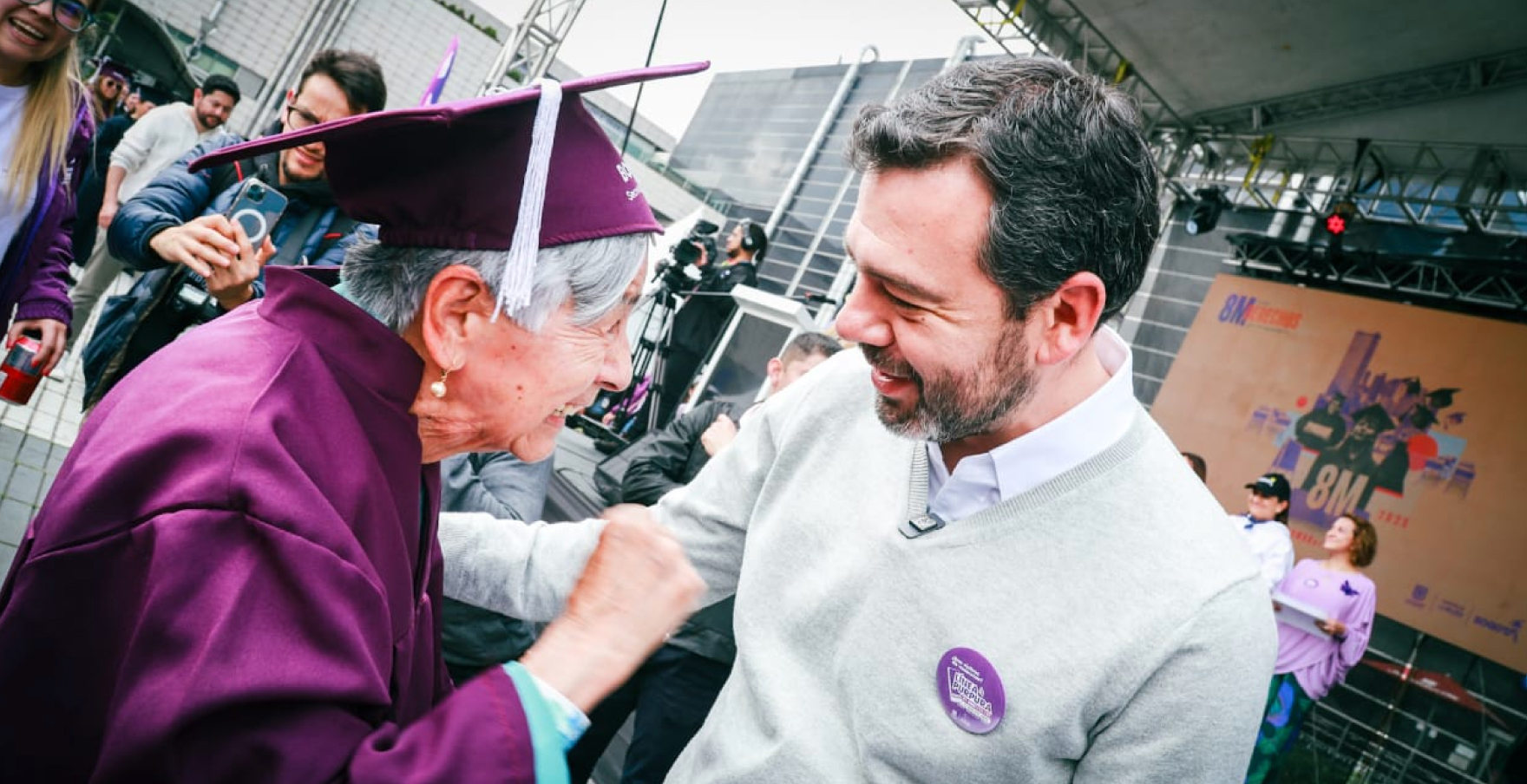 Alcalde Galán con Mujer mayor