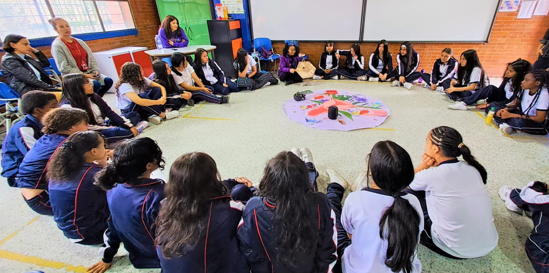 Niñas de colegio distrital en taller de "Mi primera Luna"