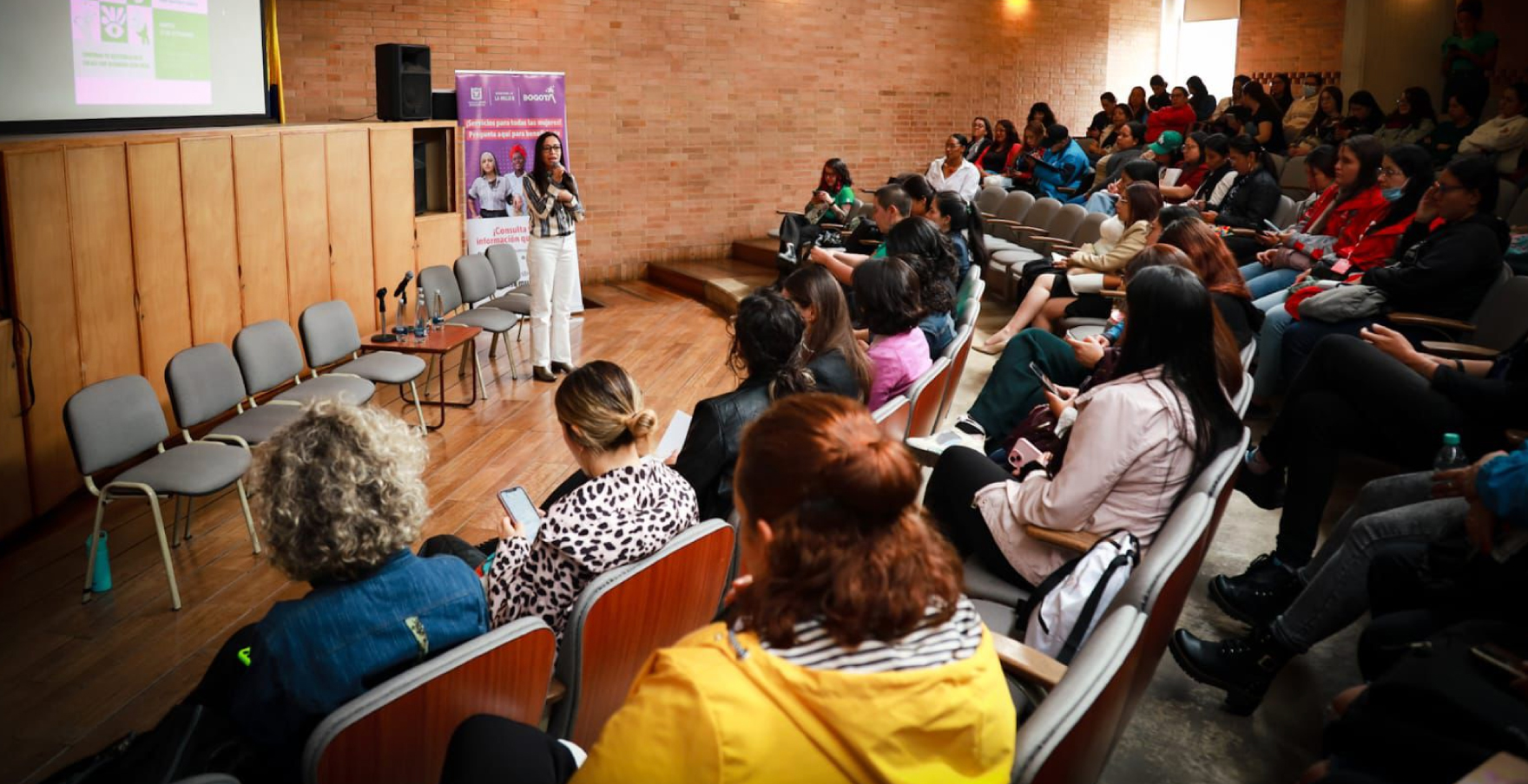 Personas en presentación