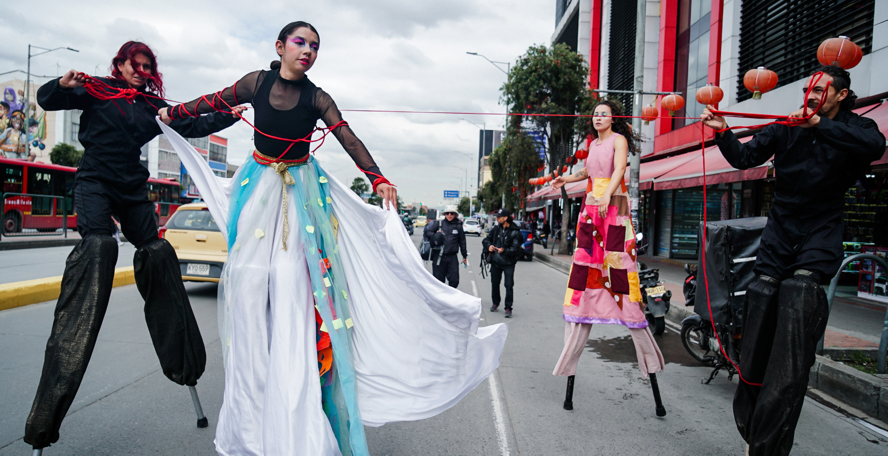 Mujeres en desfile de conmemoración