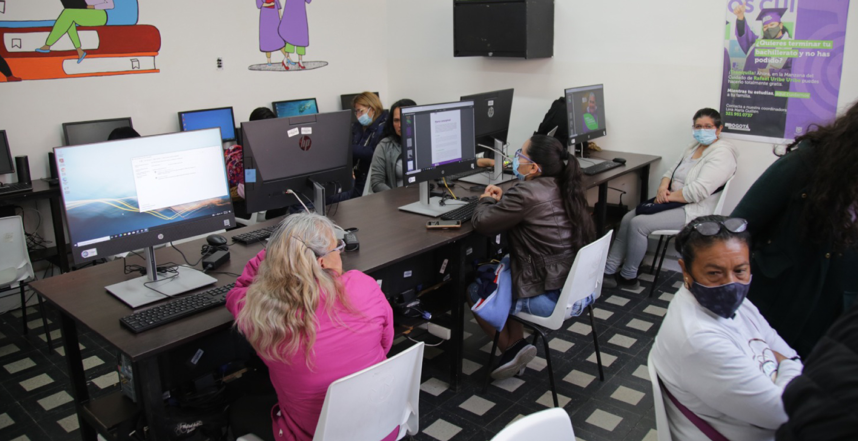 Mujeres tomando curso gratuito en centro de inclusión digital