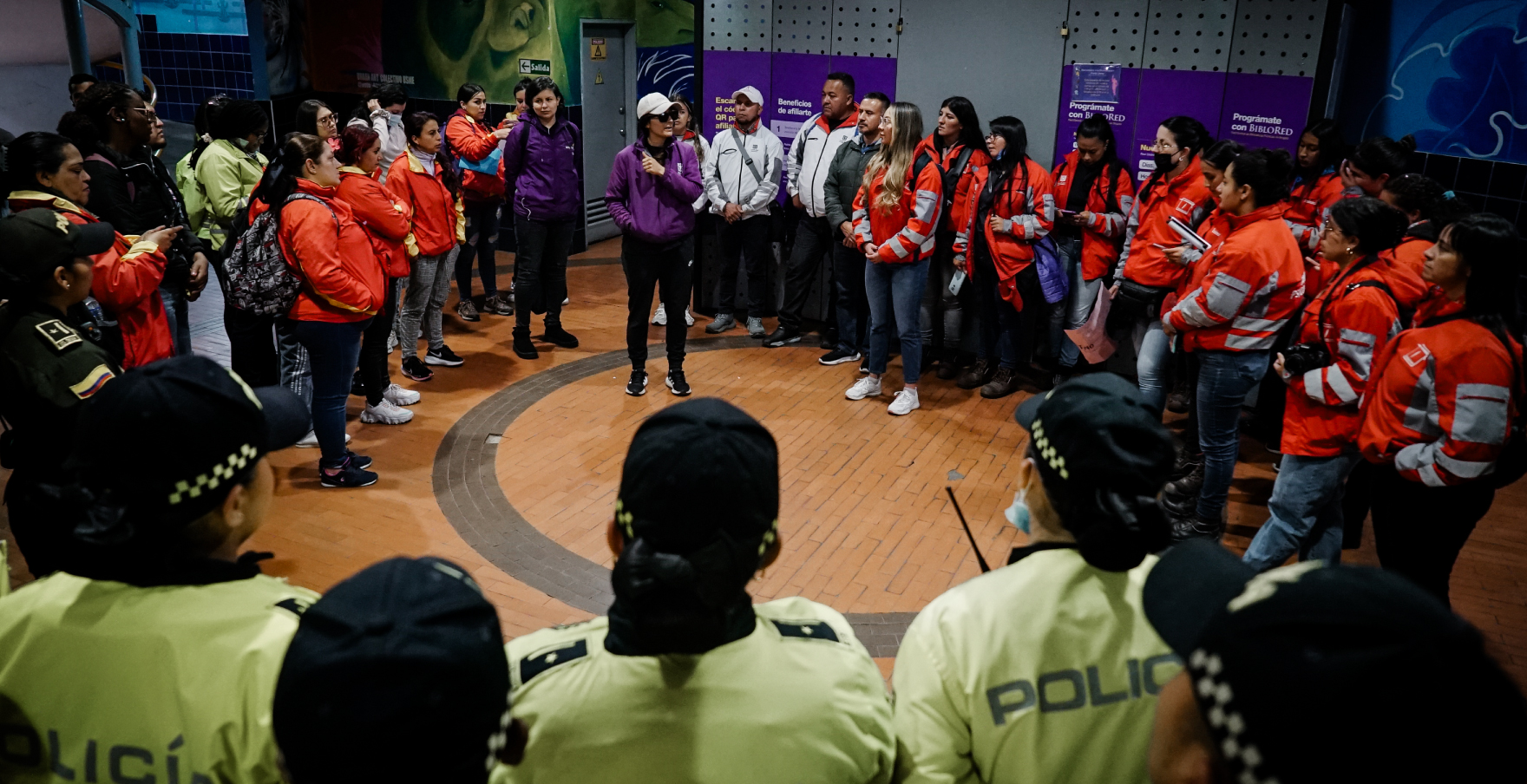 Funcionarias de SDMujer y Polícias