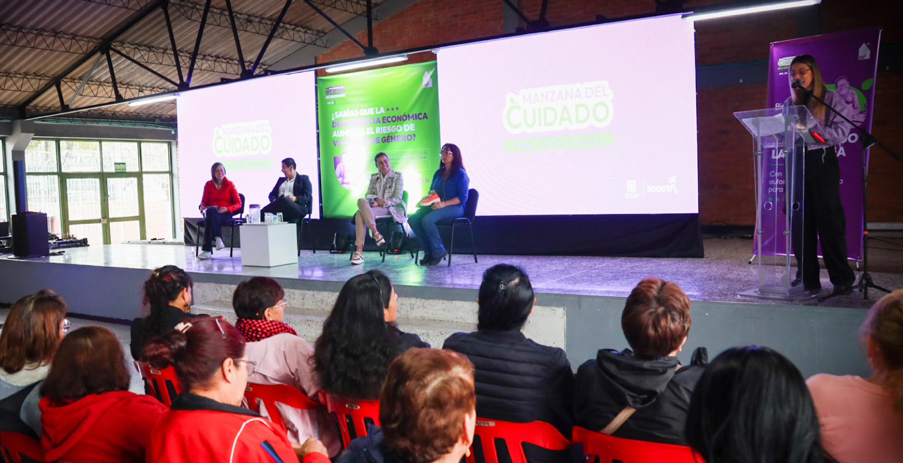 Asistentes a inauguración de manzana del cuidado