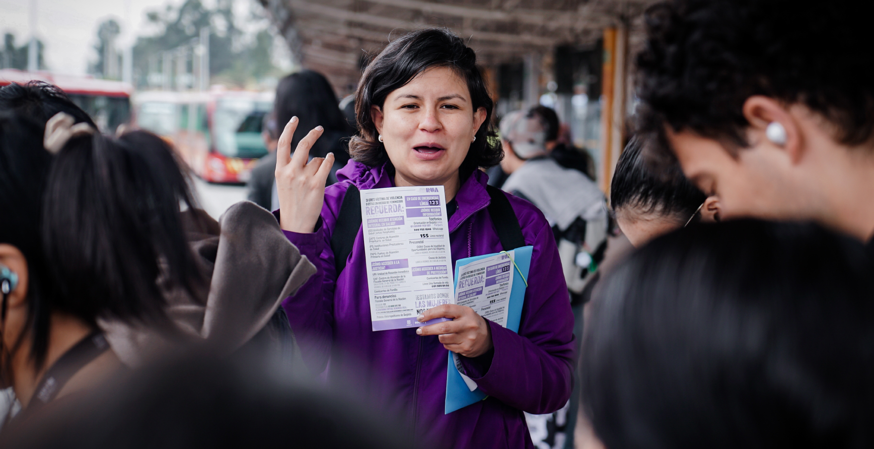 Funcionaria de SDMujer reparte información