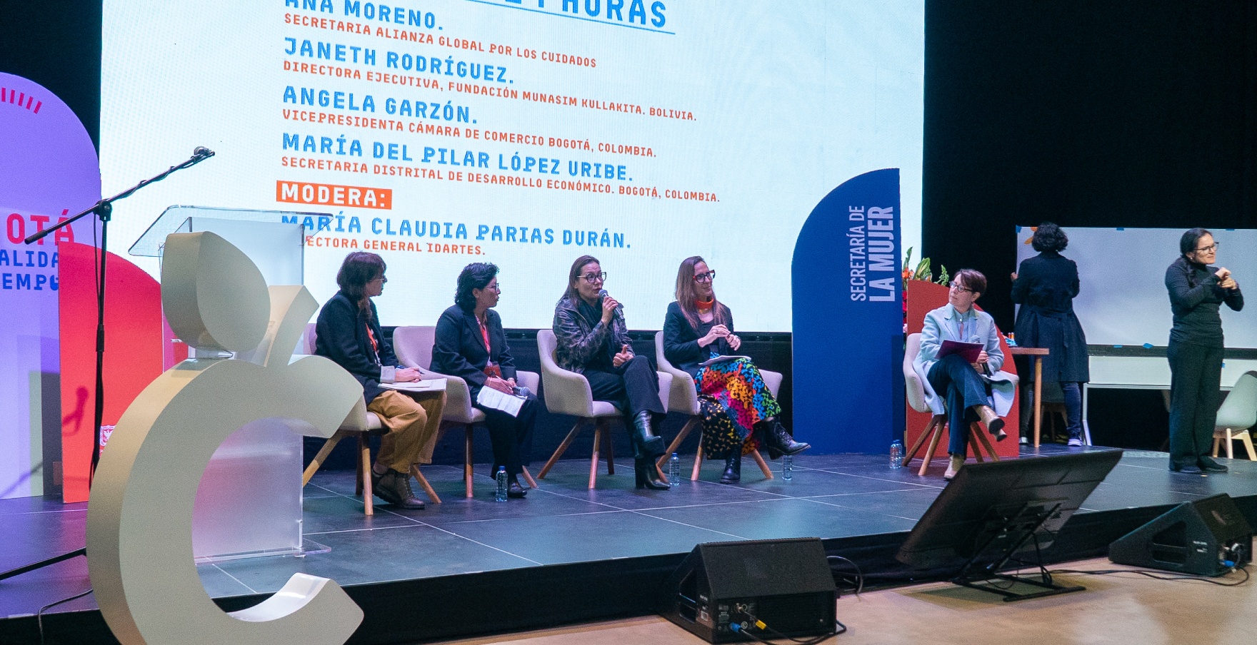Panelistas en Foro