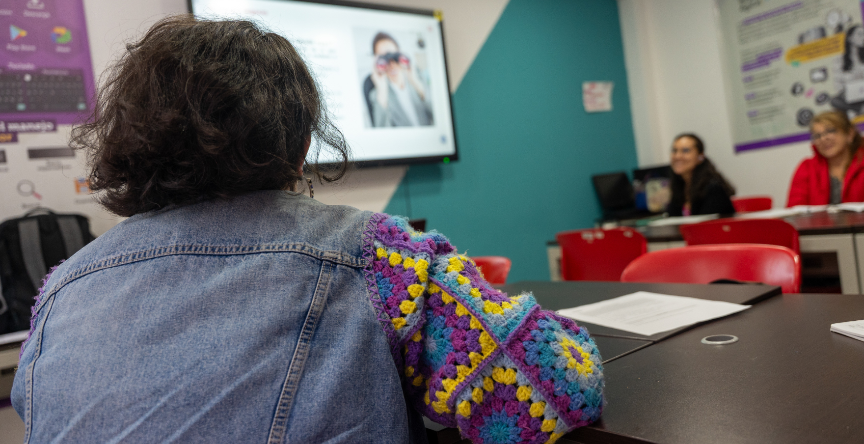 Mujer en clase de ingles