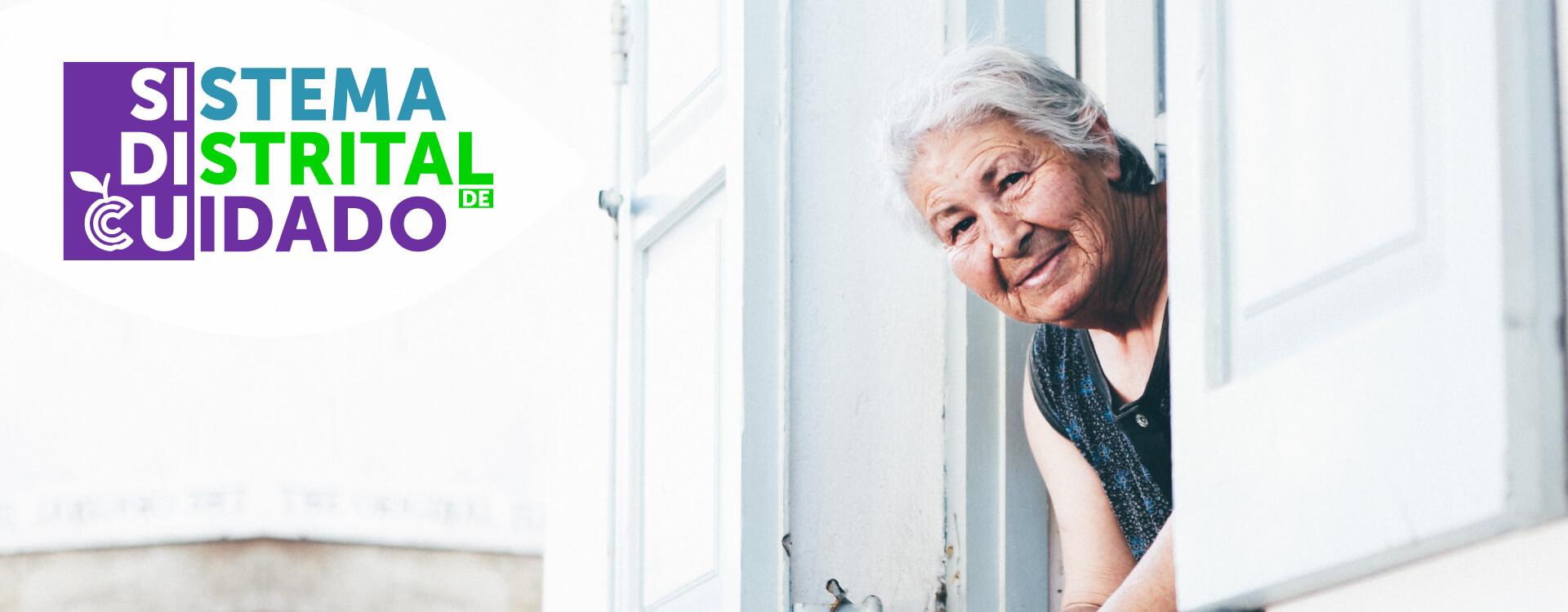 Mujer cuidadora mirando feliz por la ventana