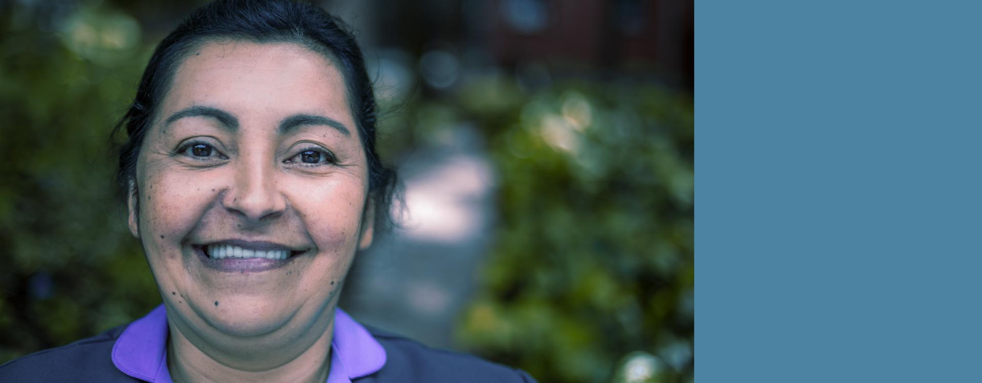 Foto de mujer sonriente con naturaleza de fondo