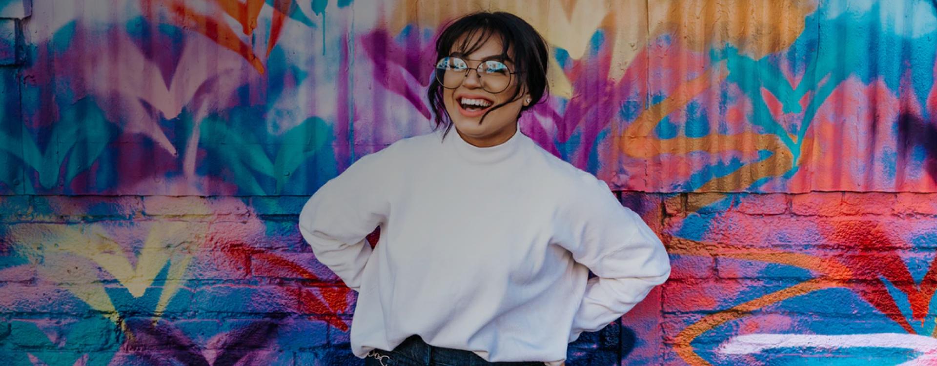 Fotografía de mujer feliz con fondo de colores