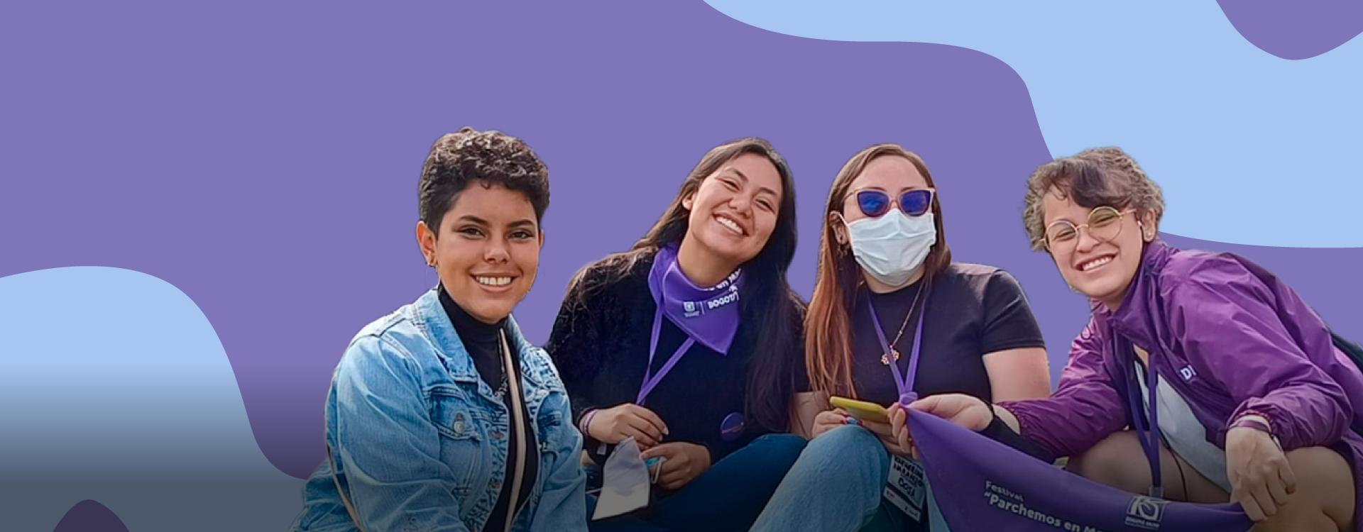 Mujeres jóvenes sentadas y sonriendo