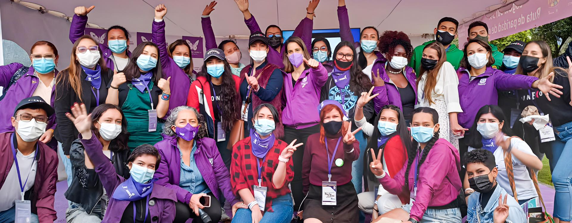 Mujeres jóvenes sonriendo junto a la secretaria de la Mujer Diana Rodríguez Franco