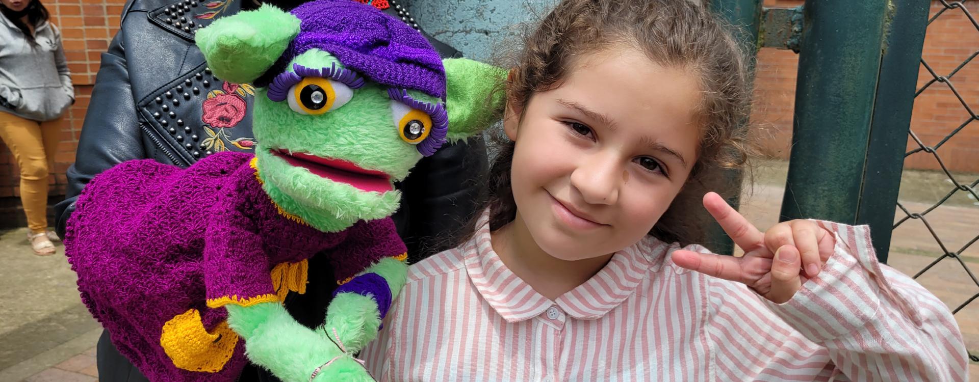 Niña feliz en evento de conmemoración