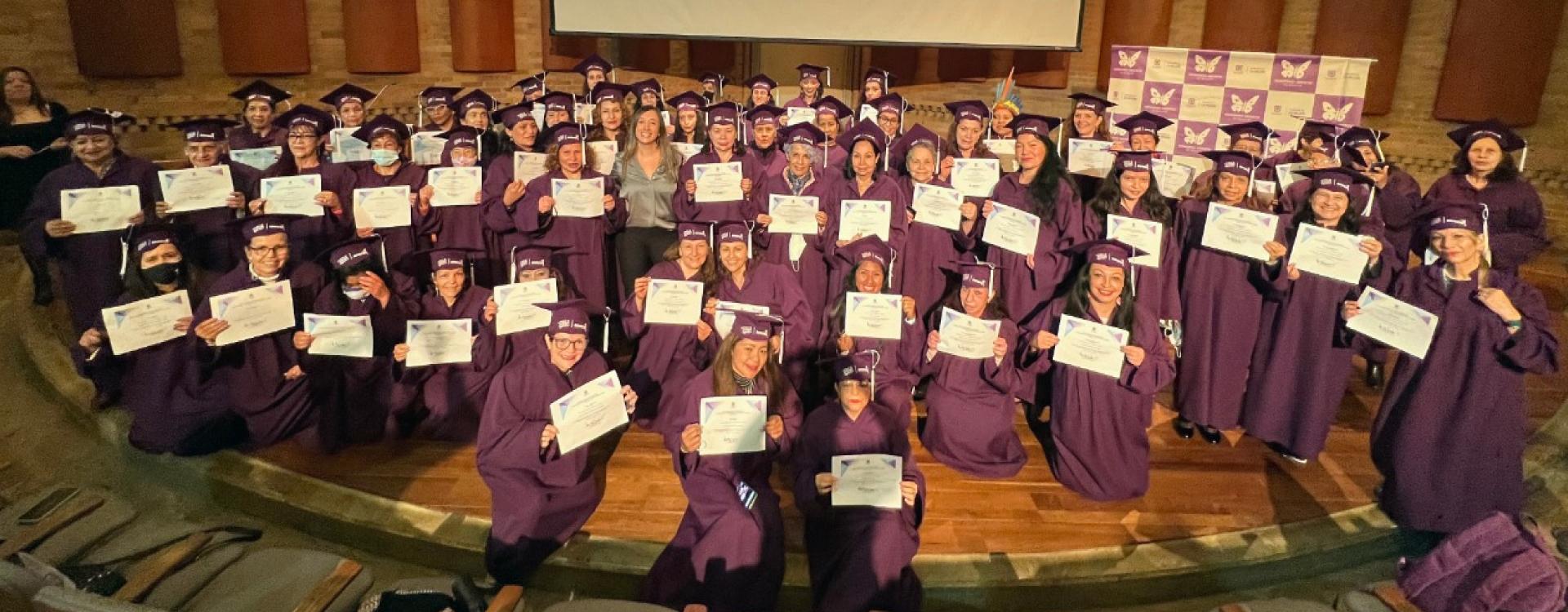 Mujeres vestidas con toga y birrete que se graduaron