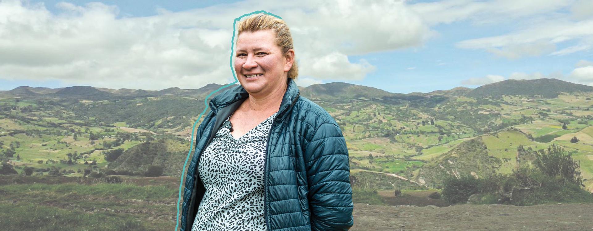 Mujer de zona rural sonriente