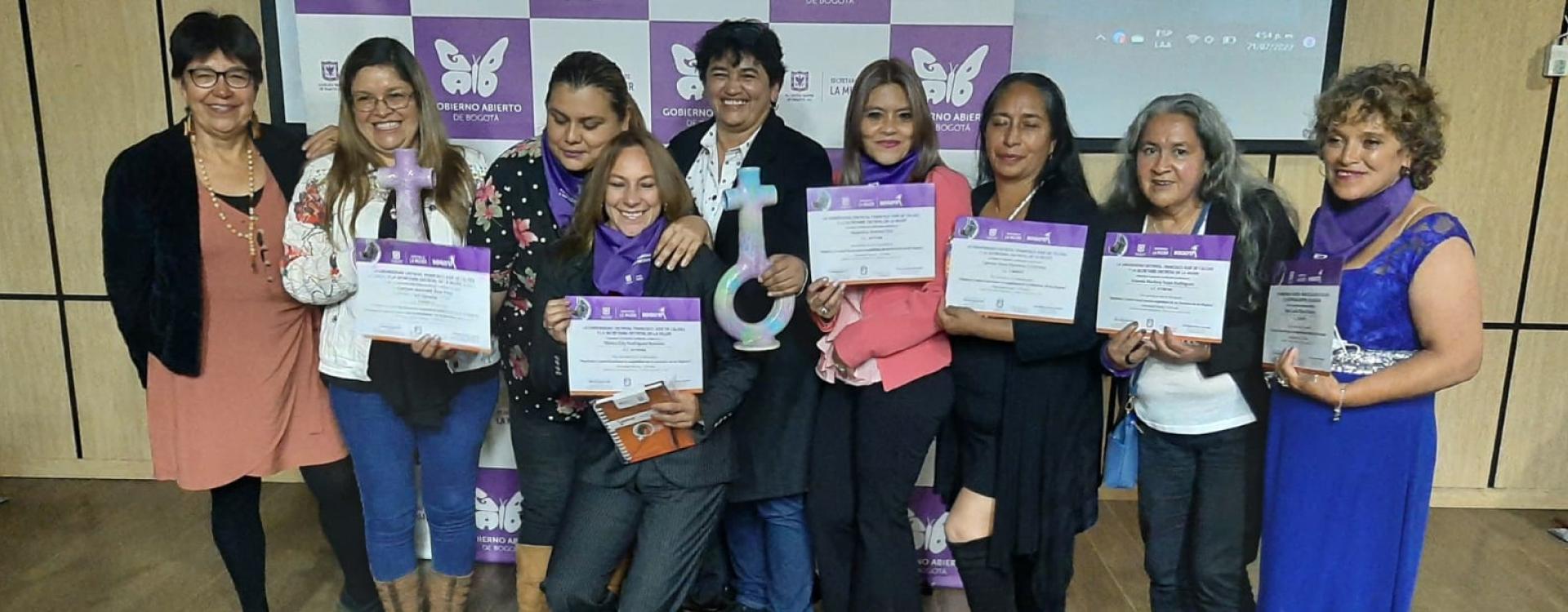 mujeres felices graduadas con sus diplomas