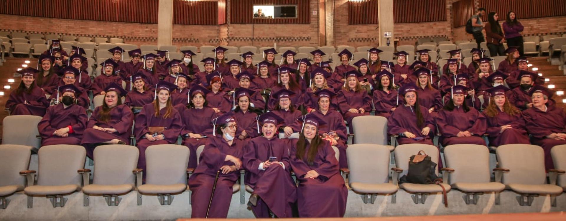 Mujeres se graduadas de los cursos de los Centros de Inclusión Digital