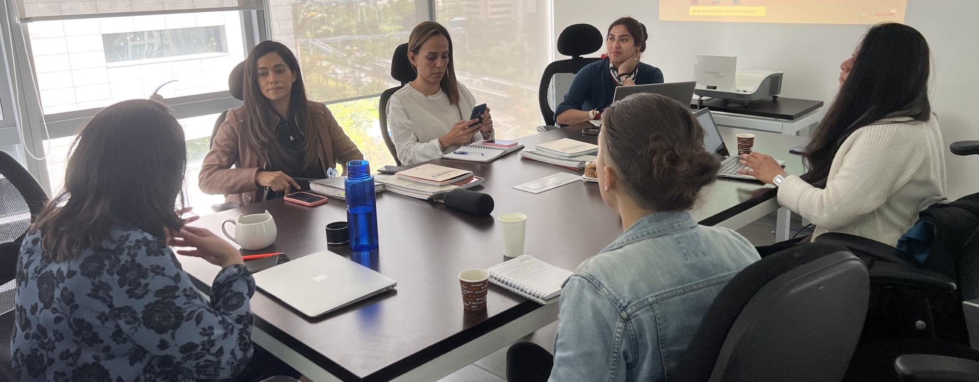 Mujeres de la delegación de la municipalidad de Guatemala con la representación de las Directoras del Centro Histórico de la Municipalidad y de Desarrollo Social