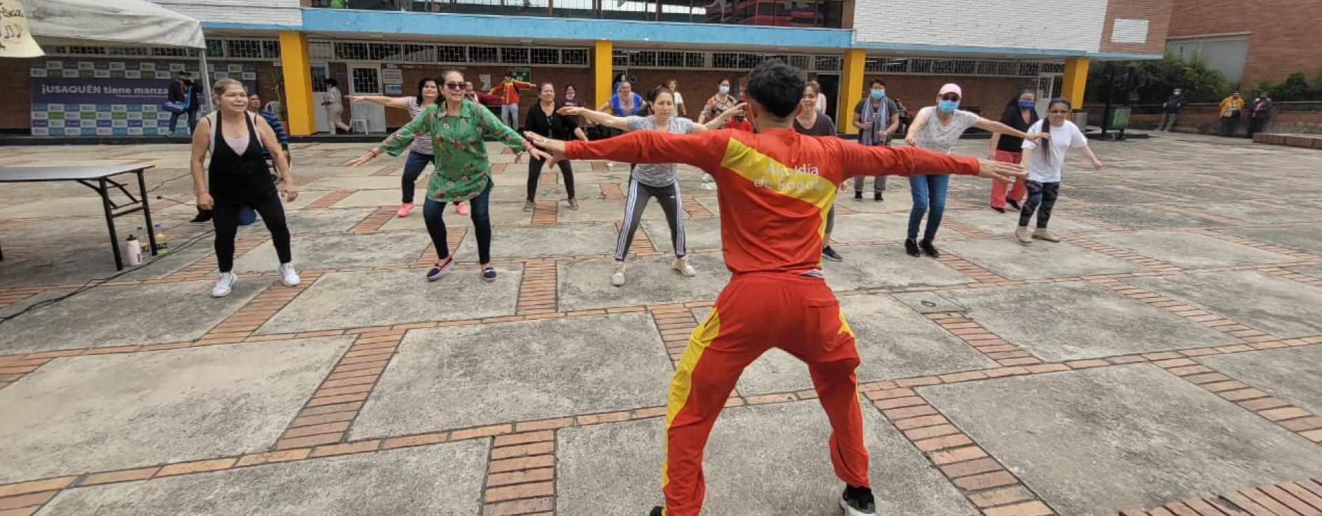 Grupo de mujeres realizando actividades físicas al aire libre