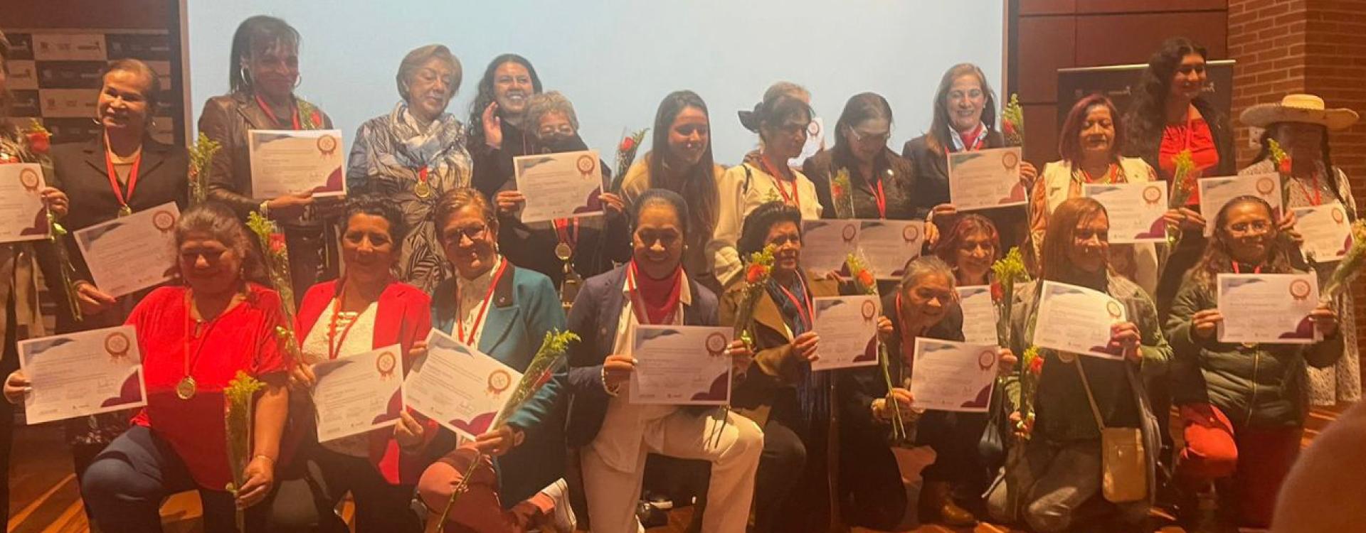 Mujeres asistentes a evento de el Auditorio Principal de la Secretaría de Salud