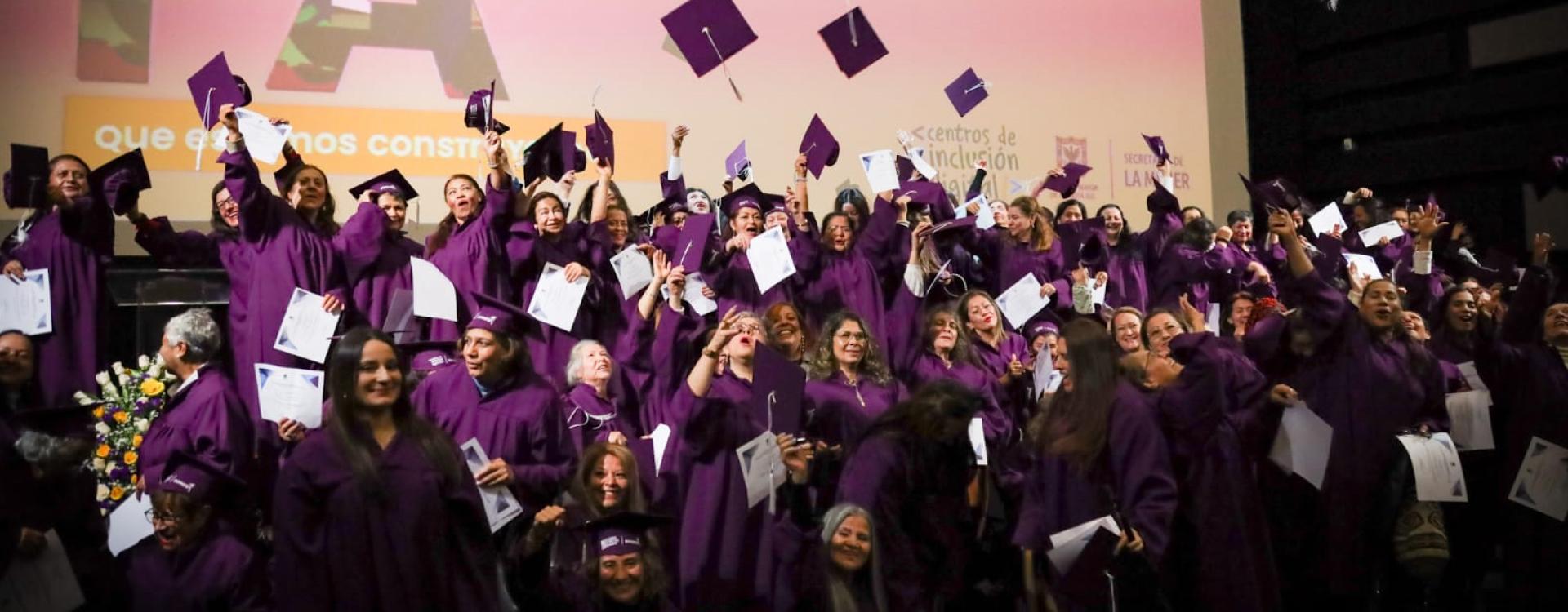 Mujeres graduadas de cursos gratuitos, presenciales y virtuales