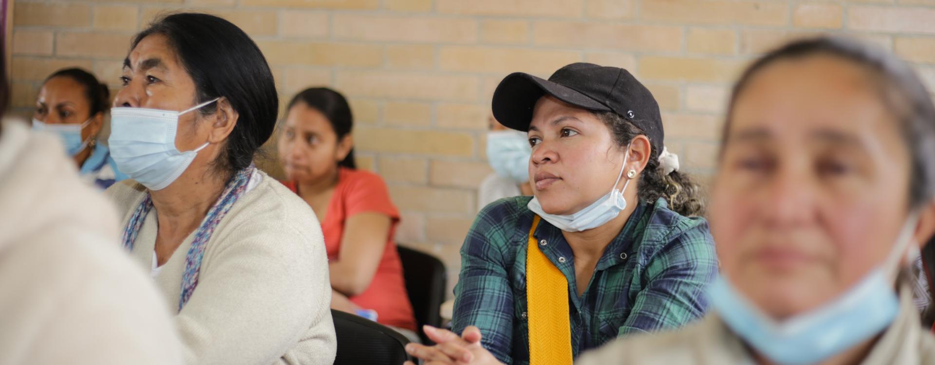 Mujeres asistentes a socialización de resultados de investigación sobre cuidado comunitario en Bogotá