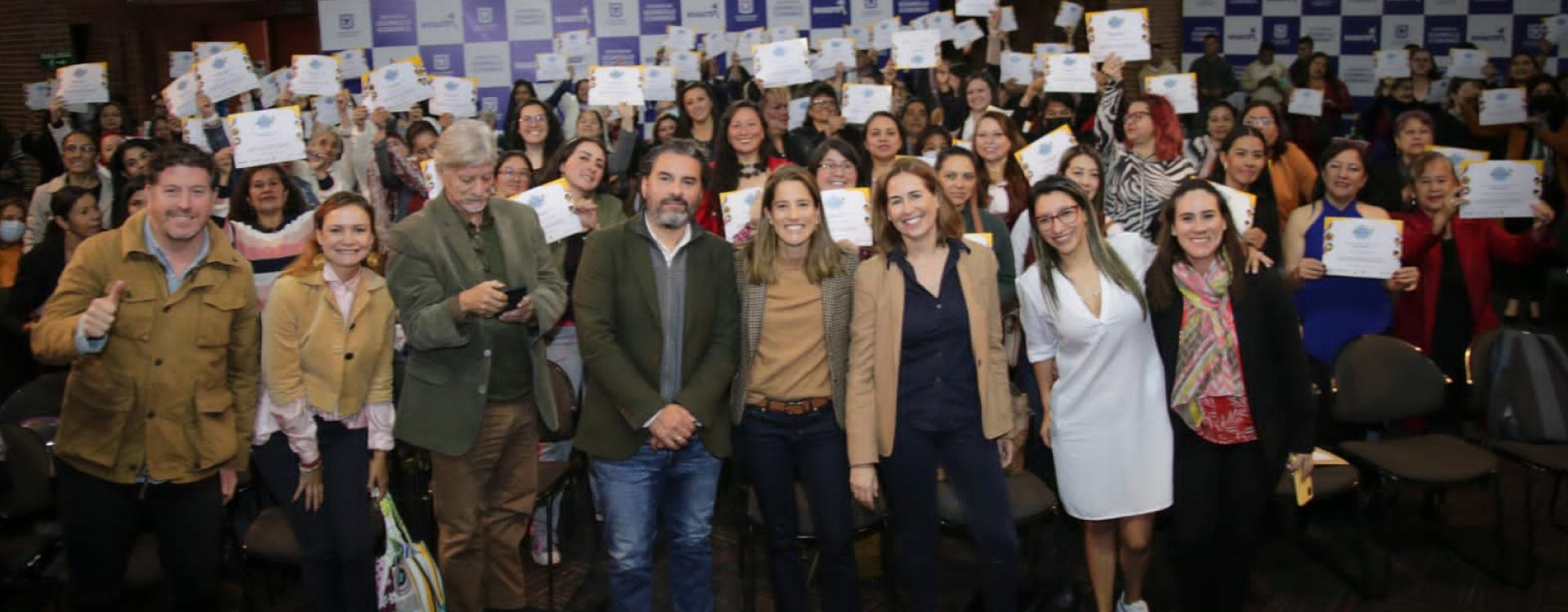 Mujeres que se graduaron como empresarias solidarias