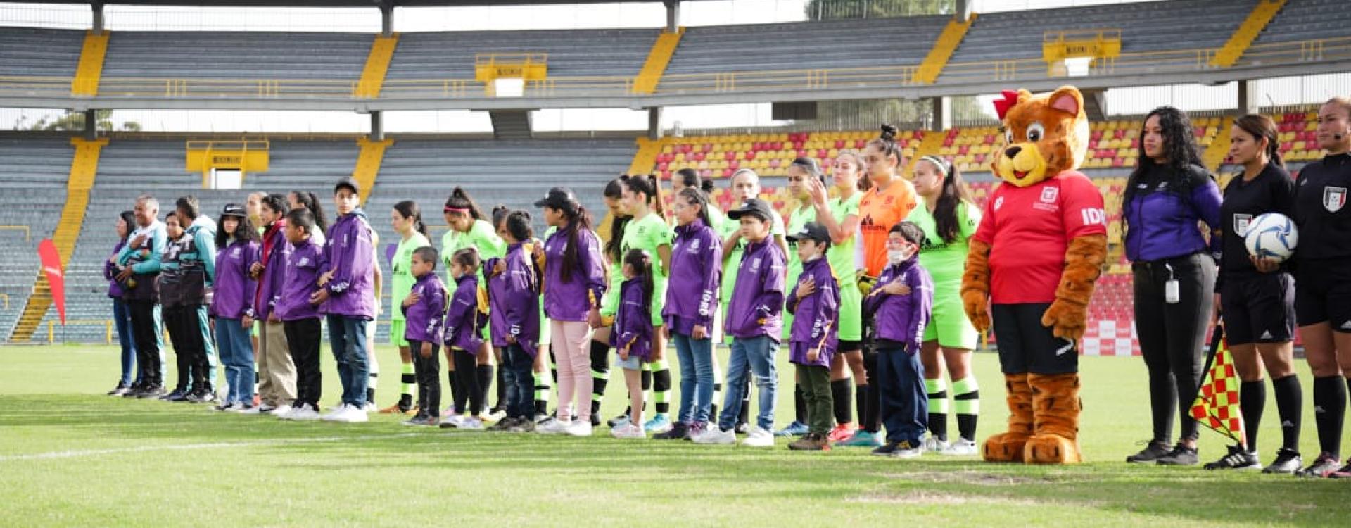 Mujeres finalistas del segundo Torneo de Fútbol para mujeres de Bogotá