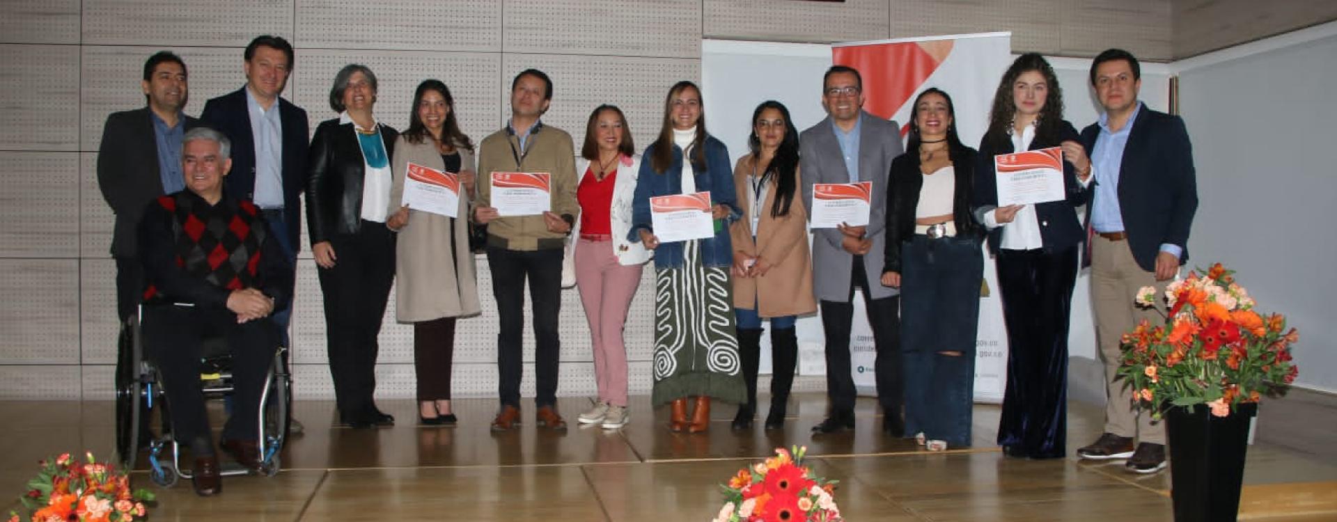 Funcionarios de la Secretaría de la Mujer recibiendo reconocimiento por su servicio a las mujeres