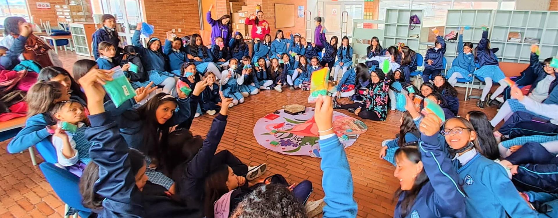 Niñas de colegio distrital en taller de "Mi primera Luna"