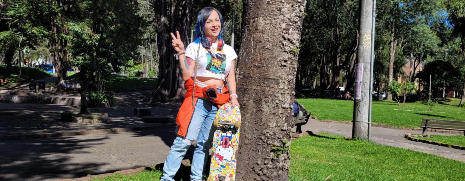 Mujer feliz con su patineta