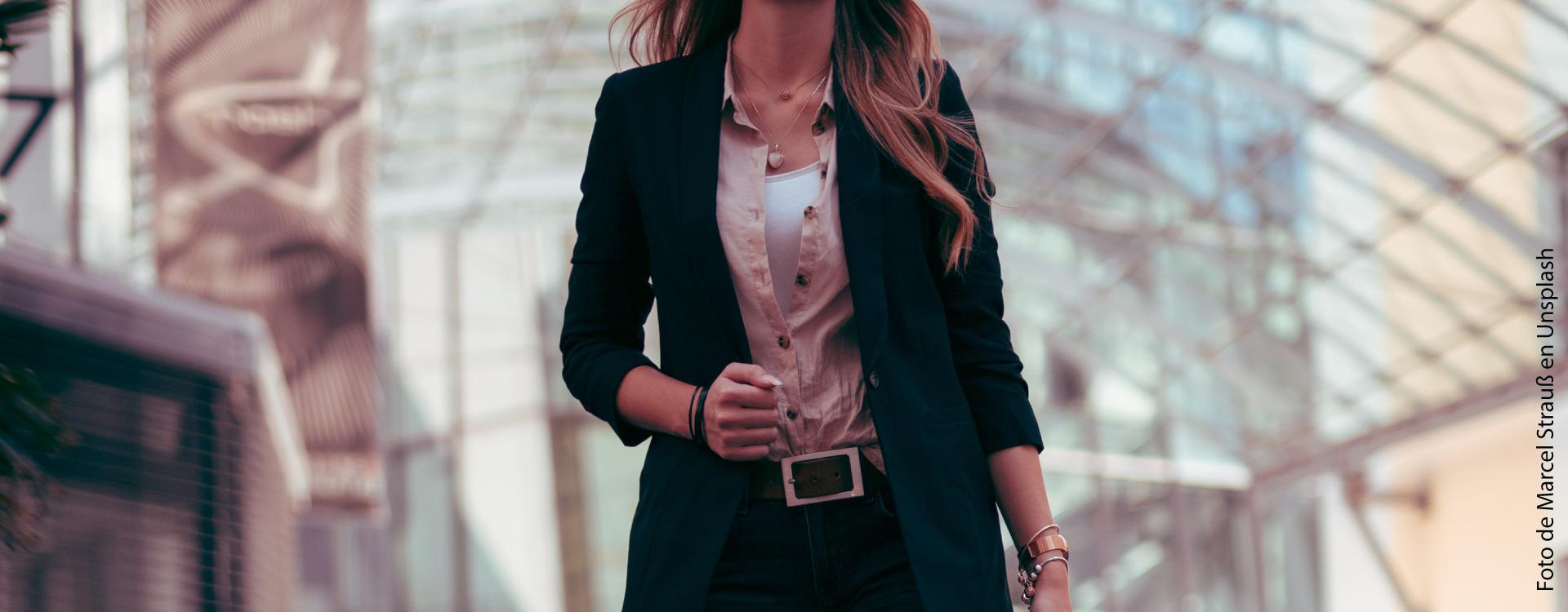 Mujer caminando en centro comercial