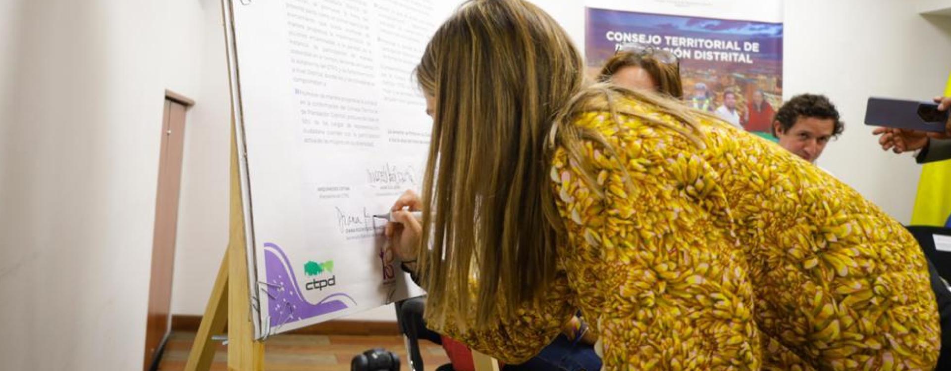 Secretaria de la Mujer Diana Rodriguez Franco firmando el documento del Paco