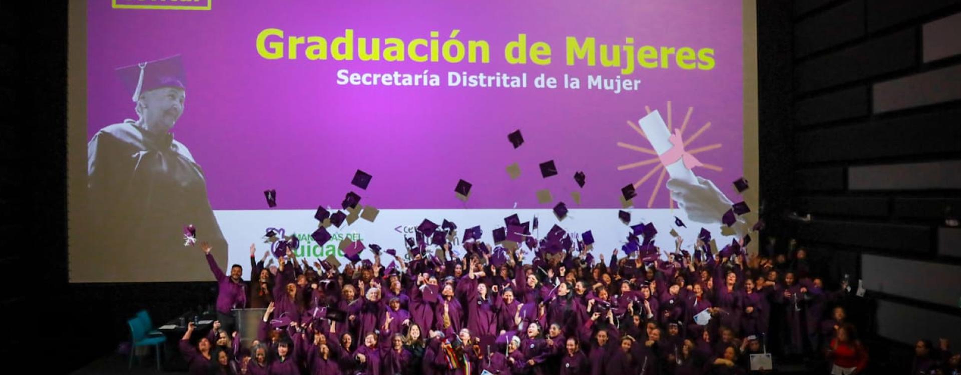 mujeres de todas las localidades de Bogotá recibieron los diplomas que certifican sus procesos de formación para abrirse a nuevas oportunidades